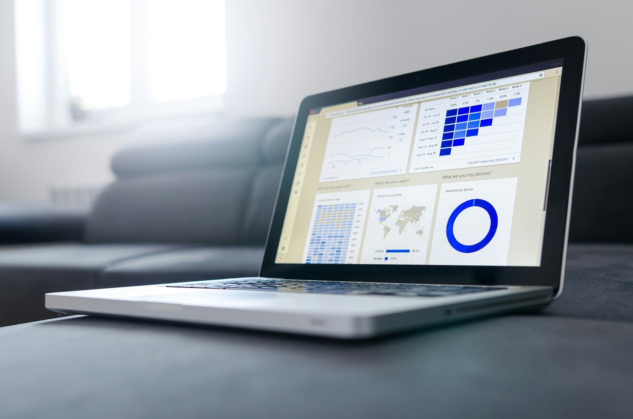 Laptop mit Statistiken